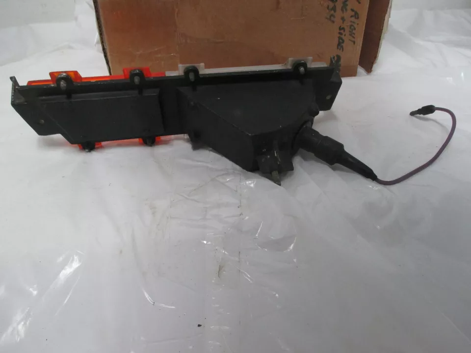 1969 Plymouth Fury lll-Sport-VIP Right Hand Cornering Lamp ASSY - Image 4