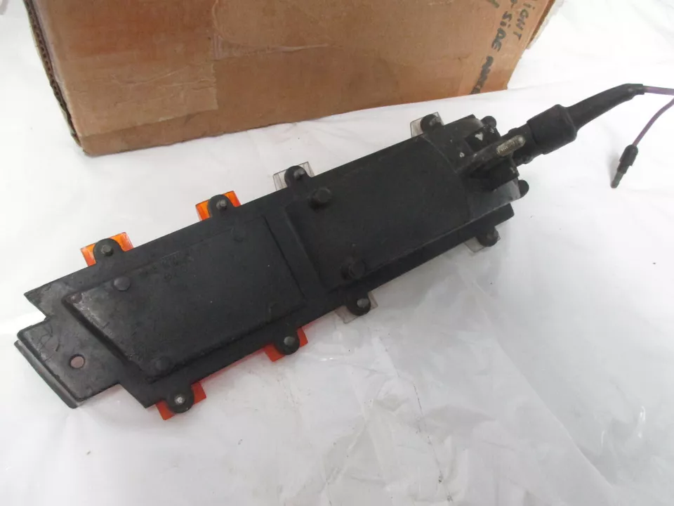 1969 Plymouth Fury lll-Sport-VIP Right Hand Cornering Lamp ASSY - Image 5